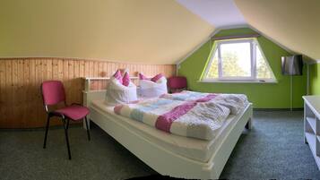 3 bedrooms, iron/ironing board, free WiFi, bed sheets