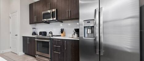 Réfrigérateur, micro-ondes, four, lave-vaisselle