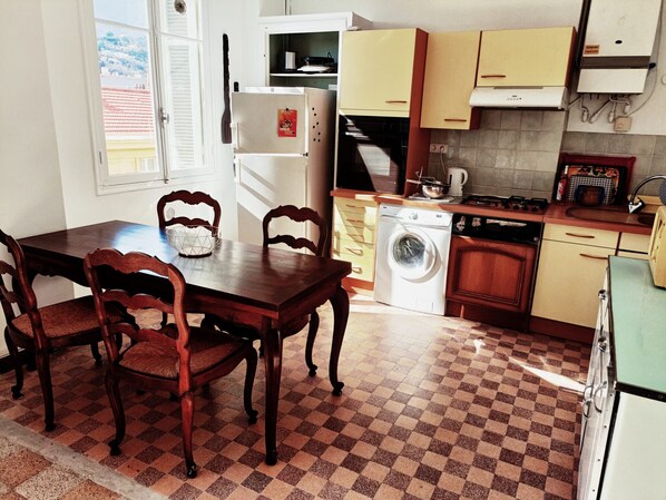 Fridge, microwave, oven, stovetop