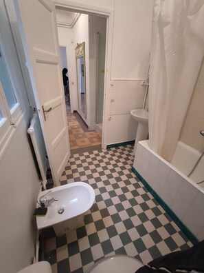 Bathtub, hair dryer, towels