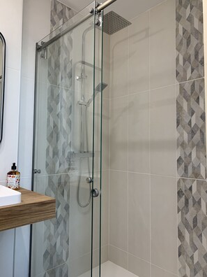 Hiustenkuivaaja, pyyhkeet, vessapaperi