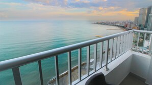 A balcony with a view of the ocean and a cityscape. - NEW Apartment Frente a la Playa Bocagrande (Cartagena de Indias)