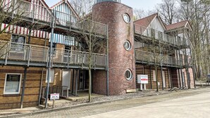 Rakennuksessa on tiiliverhous, useita parvekkeita ja sylinterimäinen rakenne.