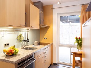 Køleskab, brødrister, køkkentøj/tallerkener/redskaber