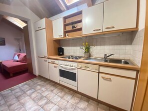 Kühlschrank, Ofen, Geschirrspüler, Kochgeschirr/Geschirr/Besteck