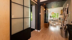 Un corridoio con porte scorrevoli che conducono a una sala da pranzo.