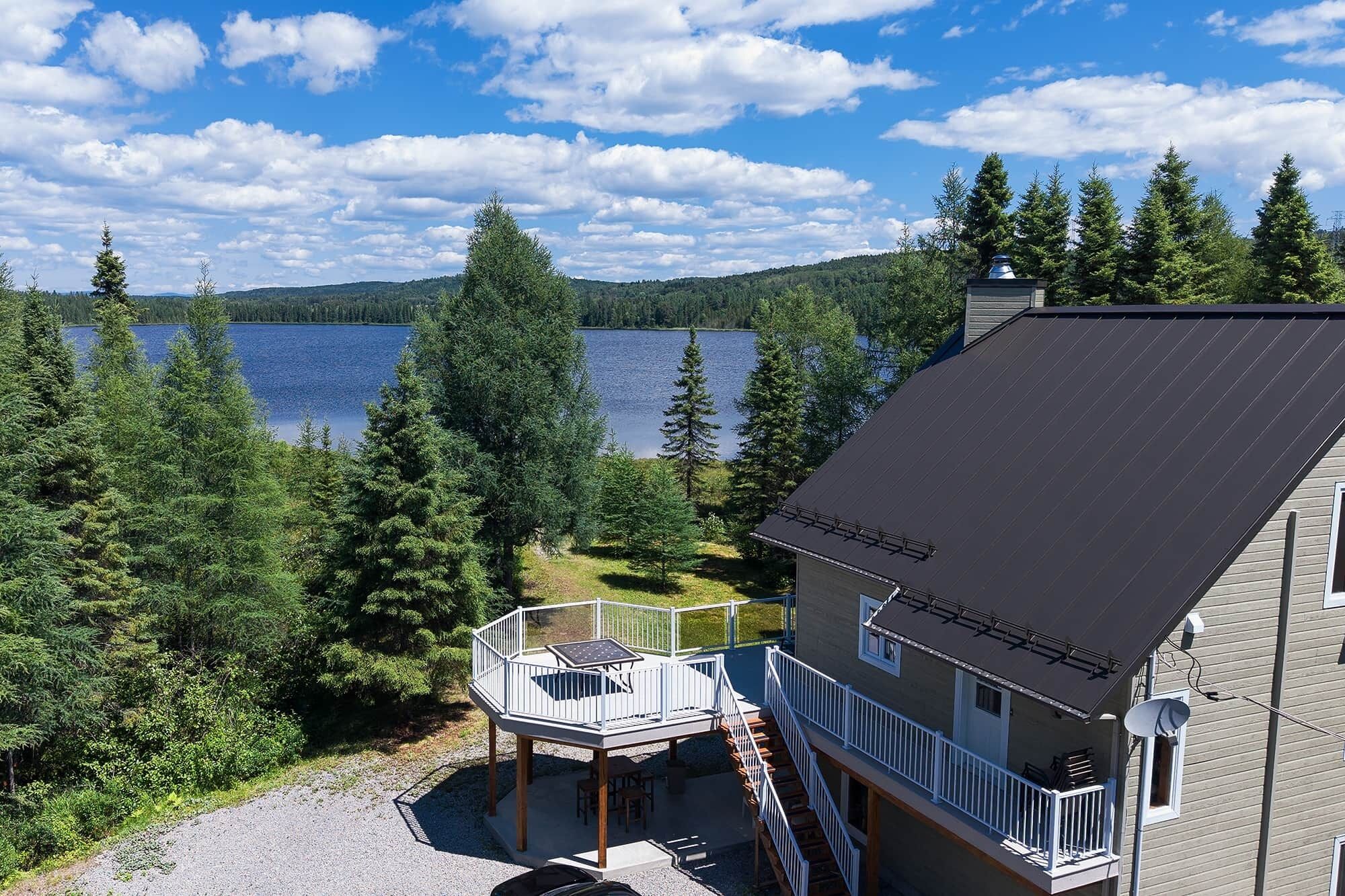 Été, Vue du chalet et du lac