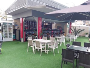 Bar au bord de la piscine