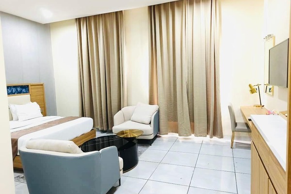 Caja de seguridad en la habitación y tabla de planchar con plancha