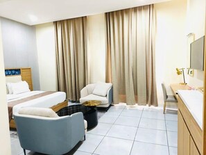 Chambre exécutive, 1 chambre | Coffre-fort, fer et planche à repasser, accès au Wi-Fi (inclus)