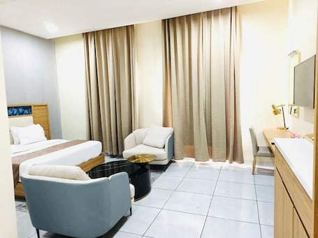 Caja de seguridad en la habitación y tabla de planchar con plancha