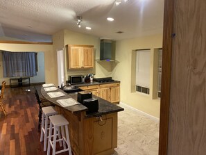 Oven, stovetop, dishwasher, coffee/tea maker - Visit Pensacola Beach (Pensacola)