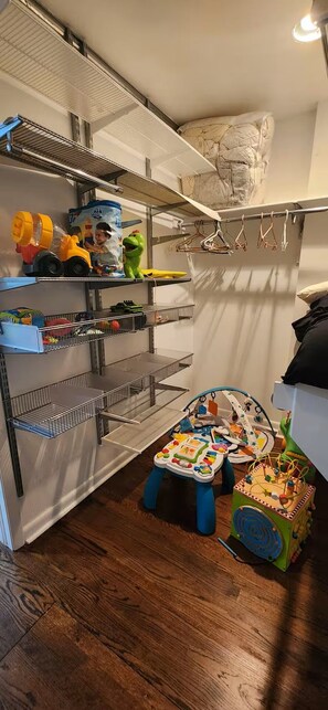 A child's play area with shelves, toys, and a play table. - Cozy 3bdrm 2bath house for families w/ small kids & infants near White Rock Lake (Dallas)