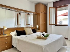 2 bedrooms, iron/ironing board, bed sheets