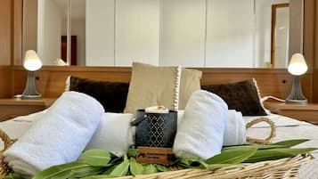 2 bedrooms, iron/ironing board, bed sheets