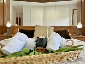 2 soverom, strykejern/-brett og sengetøy