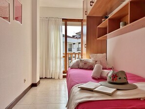 2 slaapkamers, een strijkplank/strijkijzer, beddengoed