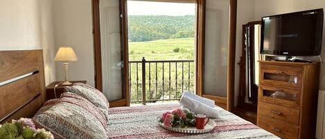 6 makuuhuonetta, silitysrauta/-lauta, vuodevaatteet