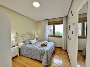 1 غرفة نوم ومكواة/لوح كي وملاءات أسرّة