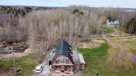 Exterior. Trailside Inn