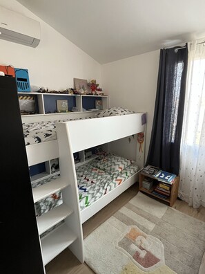 3 bedrooms, iron/ironing board, free WiFi, bed sheets
