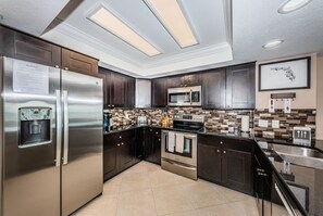 Réfrigérateur, four à micro-ondes, un four, surface de cuisson