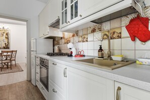 Executive-Apartment | Eigene Küche | Großer Kühlschrank, Mikrowelle, Ofen, Herdplatte
