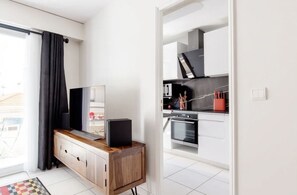 Microwave, oven, stovetop, dishwasher - Beau 2 Pièces Refait à Neuf (Antibes)