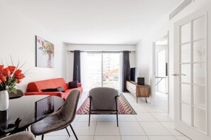 Télévision, lecteur de DVD, chaîne hi-fi