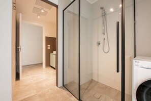 Dusche, Haartrockner, Bidet, Handtücher