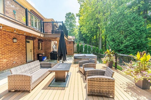 The Executive Suite: Modern Apartment with Pool