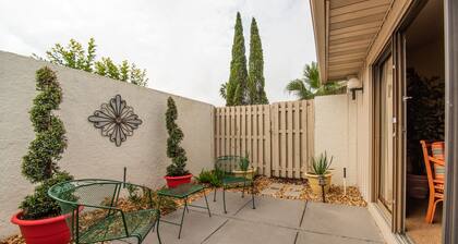 TimeOut! Spacious condo - 2 Bedroom, 2 Bath, Sleeps 6, Pool