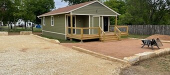 Cozy Suite in New Duplex located in Downtown Bandera