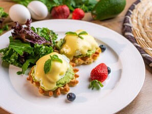 Um prato com sobremesa verde, morangos e salada.