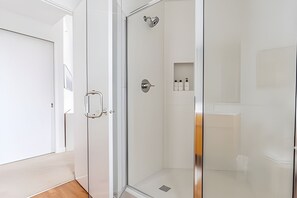 Sèche-cheveux, serviettes fournies, shampoing, papier toilette