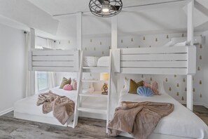 3 bedrooms, travel cot, free WiFi, bed sheets - Steps to the beach & Close to 30A! Private pool & putting golf ☀️🏖️⛳️ 18+ to book (Panama City Beach)