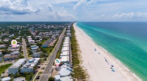 Sulla spiaggia, lettini da mare, teli da spiaggia