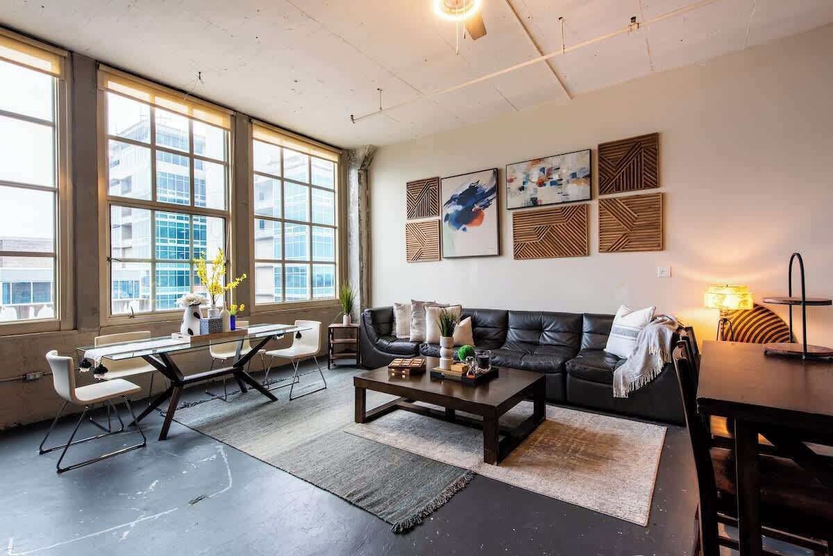 Televisión, libros y oficina 