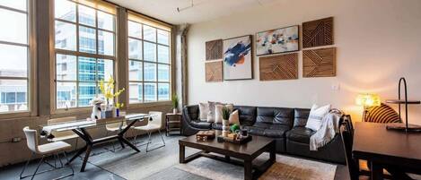 Fernseher, Bücher, Arbeitsbereiche