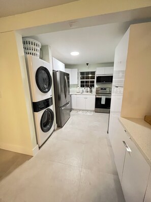 Fridge, microwave, oven, stovetop - Canal home with direct river and gulf access, kayaks, hot tub, boat & motor inc (Spring Hill)