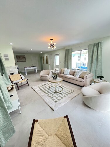 Canal home with direct river and gulf access, kayaks, hot tub, boat & motor inc