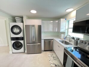 Fridge, microwave, oven, stovetop - Canal home with direct river and gulf access, kayaks, hot tub, boat & motor inc (Spring Hill)