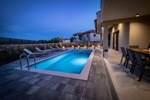 Lämmitetty uima-allas