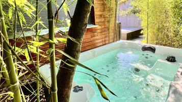 Bain à remous extérieur