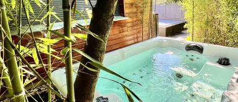 Outdoor spa tub