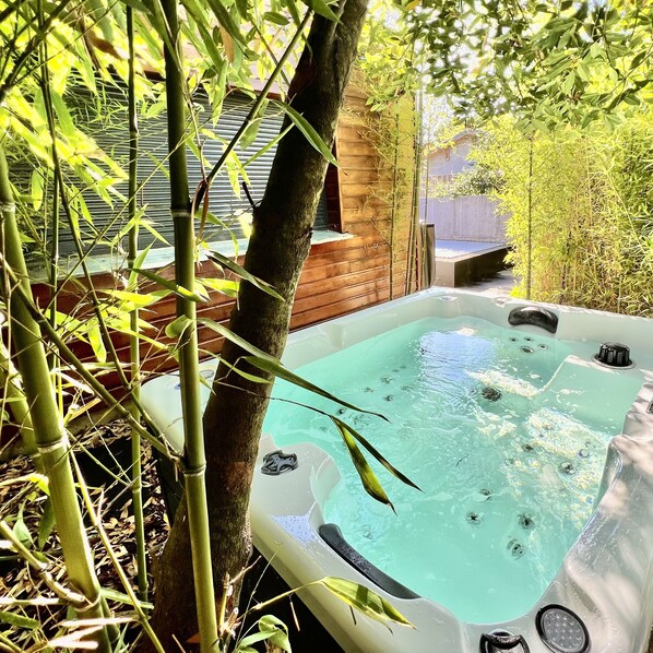 Outdoor spa tub