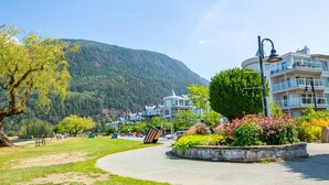Property grounds - Wanderlust | Studio Suite with Private Patio (Harrison Hot Springs)
