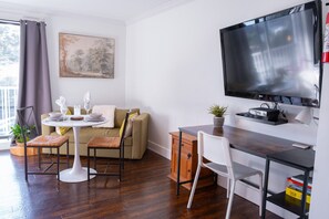 Smart TV - Wanderlust | Studio Suite with Private Patio (Harrison Hot Springs)