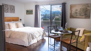 Room - Wanderlust | Studio Suite with Private Patio (Harrison Hot Springs)