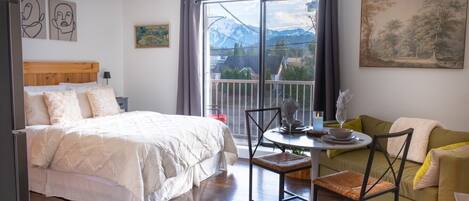 Een bureau, een strijkplank/strijkijzer, reisbedje, gratis wifi